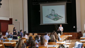 Welche Rolle spielt Wasser für das Klima? Am  Carl-von-Ossietzky-Gymnasium  in Berlin-Pankow setzen sich Schülerinnen und Schüler, Lehrkräfte und engagierte Eltern mit diesen Fragen auseinander und entwickeln eine praxisnahe Lösung: Regenwasser vom Schuldach wird gesammelt und zur Bewässerung des Schulgartens und des Pausenhofs genutzt.Foto: Fabian Hoffmann